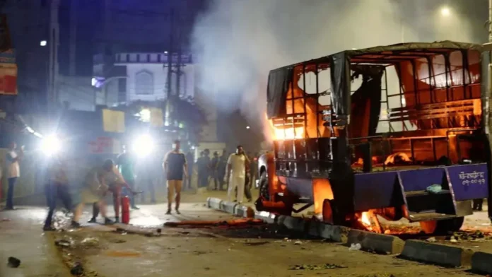 চট্টগ্রামে শিশু ধর্ষণের অভিযোগে রণক্ষেত্র বাকলিয়া: পুলিশের গাড়িতে আগুন, সাংবাদিকদের ওপর হামলা