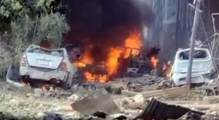 পাকিস্তানে ট্রেনের পাশে ভয়াবহ বিস্ফোরণ, বহু হতাহত