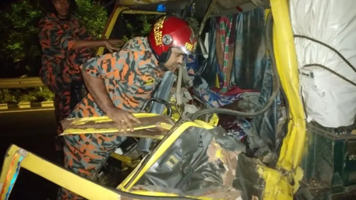 এক্সপ্রেসওয়েতে দুই ট্রাকের সংঘর্ষে নিহত ১