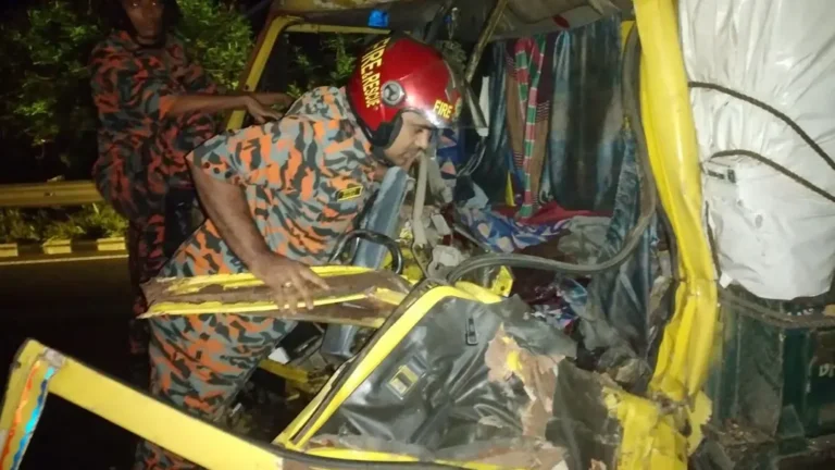এক্সপ্রেসওয়েতে দুই ট্রাকের সংঘর্ষে নিহত ১
