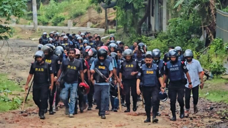 জঙ্গল সলিমপুরে র‍্যাব ক্যাম্পে গুলিবর্ষণ: যৌথবাহিনীর সাঁড়াশি অভিযানে আটক ২৫