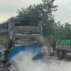 মানিকগঞ্জে লরির সঙ্গে সংঘর্ষে যাত্রীবাহী বাসে আগুন