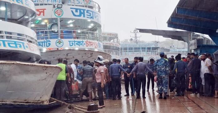 ঝড়ের মধ্যে ঘাটে ভিড়তে গিয়ে দুই লঞ্চ সংঘর্ষ, আহত ১০