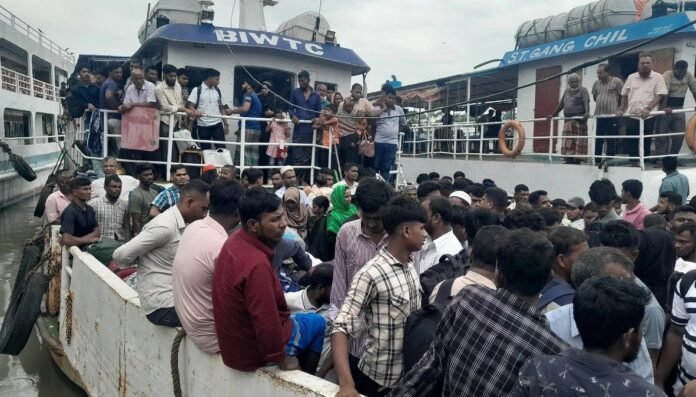 বরিশাল রুটে লঞ্চ সংকট, দুর্ভোগে ঘরমুখো যাত্রী