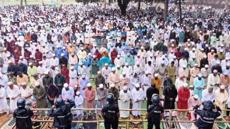 বৃষ্টিতে ভিজেই ঐতিহাসিক শোলাকিয়ায় ঈদুল আজহার নামাজ আদায় করলেন মুসল্লিরা