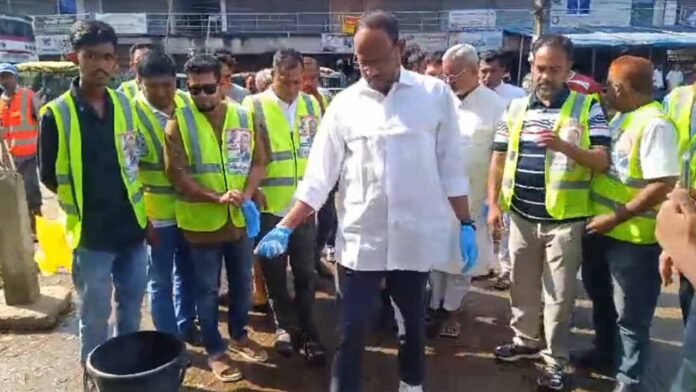 টাঙ্গাইল শহর পরিষ্কারে মাঠে নামলেন প্রাণিসম্পদ প্রতিমন্ত্রী টুকু