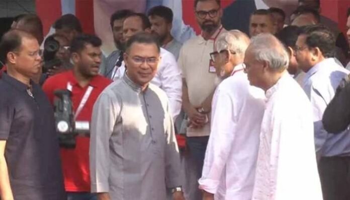 রাজধানীতে বর্জ্য অপসারণ কার্যক্রম ঘুরে দেখছেন প্রধানমন্ত্রী