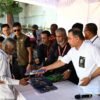 দুস্থদের মধ্যে বস্ত্র বিতরণ করলেন প্রধানমন্ত্রী