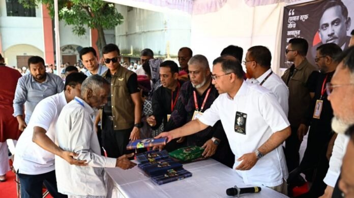 দুস্থদের মধ্যে বস্ত্র বিতরণ করলেন প্রধানমন্ত্রী