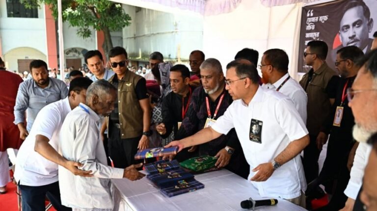 দুস্থদের মধ্যে বস্ত্র বিতরণ করলেন প্রধানমন্ত্রী