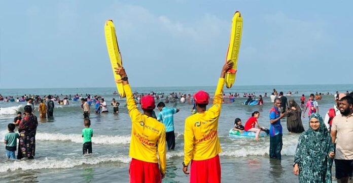ঈদের ছুটিতে পর্যটক-দর্শনার্থীতে মুখর কক্সবাজার সৈকত