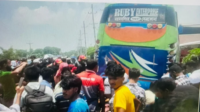 নেত্রকোণায় বাসচাপায় মা-মেয়েসহ নিহত ৩