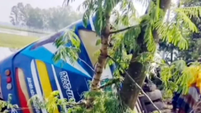 TDS_3105202621 গাইবান্ধার পলাশবাড়ীতে যাত্রীবাহী বাস খাদে পড়ে এক নারী নিহত