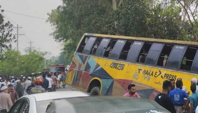 সিরাজগঞ্জে বাস-অটোভ্যানের সংঘর্ষে তিনজনের মৃত্যু