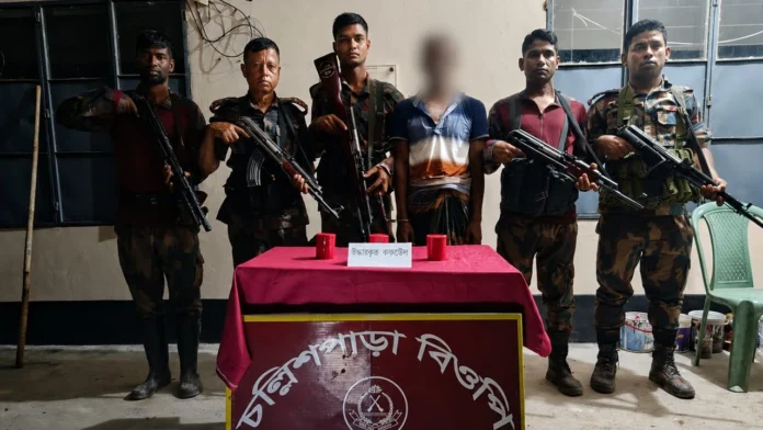 কুষ্টিয়া সীমান্তে ৩টি ককটেলসহ আটক ১