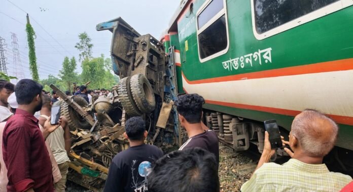 চট্টগ্রামে ট্রাকের সাথে ট্রেনের ধাক্কা, বড় দুর্ঘটনা থেকে রক্ষা