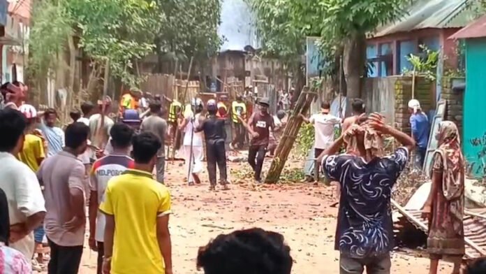 জায়গা নিয়ে বিরোধ নিয়ে সংঘর্ষে আহত ২০, বাড়িঘর ভাঙচুর