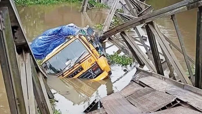 ট্রাকের চাপে সেতু ধস, পিরোজপুর-বরগুনা সড়ক যোগাযোগ বন্ধ