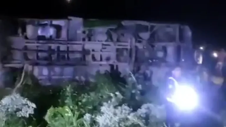 সিরাজগঞ্জে নিয়ন্ত্রণ হারিয়ে যাত্রীবাহী বাস খাদে, আহত ১০