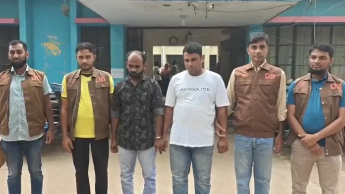 এএসআই নিয়োগে প্রতারণার ফাঁদ, ব্ল্যাংক চেক-স্ট্যাম্পসহ দুই প্রতারক গ্রেফতার
