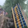 কুষ্টিয়ায় পাথরবোঝাই ট্রাক উল্টে নিহত ২