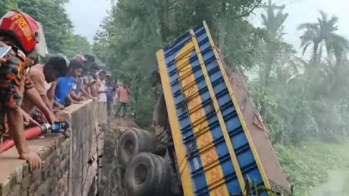 কুষ্টিয়ায় পাথরবোঝাই ট্রাক উল্টে নিহত ২