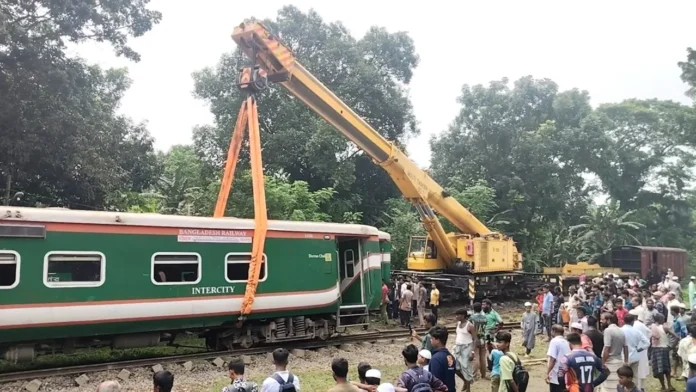 গৌরীপুরে ‘বিজয় এক্সপ্রেস’-এর লাইনচ্যুত, তিন বগি উদ্ধার