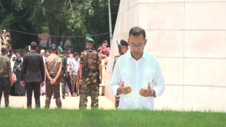 মালয়েশিয়া ও চীন সফর শেষে দেশে ফিরে পিতা ও মাতার কবর জিয়ারত করেছেন প্রধানমন্ত্রী