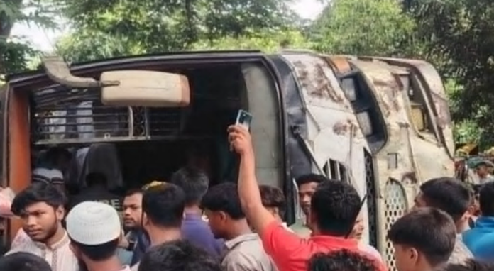চট্টগ্রামের লোহাগাড়ায় নিয়ন্ত্রণ হারিয়ে বাস উল্টে আহত ১০