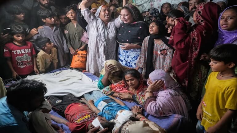 পাকিস্তানে কোচিং সেন্টারের ছাদ ধসে ১৪ শিশু নিহত