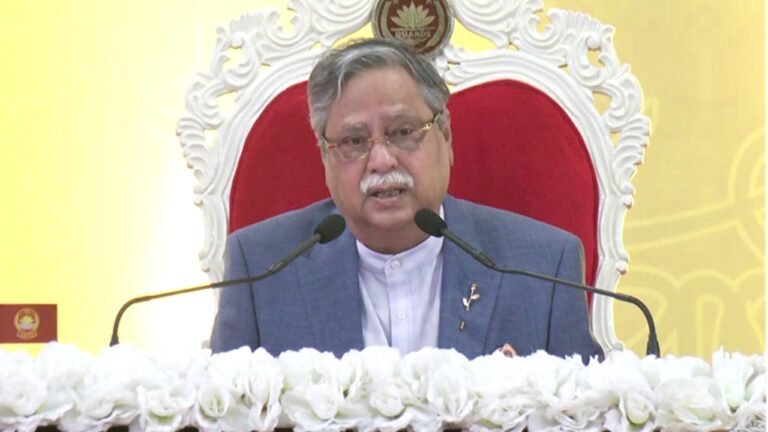 সশস্ত্র বাহিনীকে চতুর্মাত্রিক করতে অঙ্গীকারবদ্ধ সরকার: রাষ্ট্রপতি