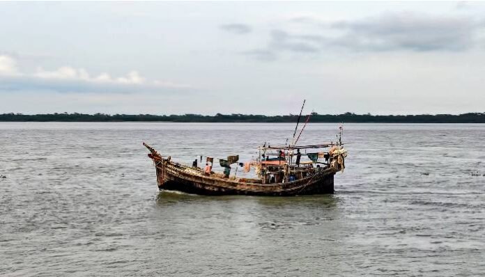 ট্রলারের পাখা ভেঙে গভীর সমুদ্রে ভাসছেন ১৭ জেলে, চলছে উদ্ধার অভিযান