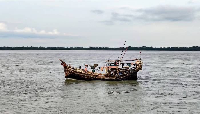 ট্রলারের পাখা ভেঙে গভীর সমুদ্রে ভাসছেন ১৭ জেলে, চলছে উদ্ধার অভিযান