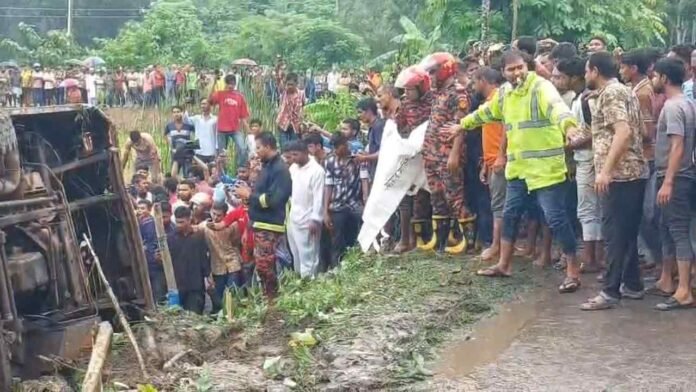 ঝালকাঠিতে যাত্রীবাহী বাস খাদে, সুপারভাইজার নিহত