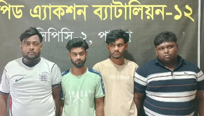 পাবনায় র‌্যাবের অভিযানে আগ্নেয়াস্ত্র ও ধারালো অস্ত্রসহ আটক ৪