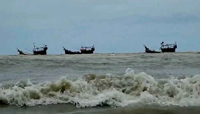 বঙ্গোপসাগরে ট্রলারডুবি, ১৬ জেলে উদ্ধার, নিখোঁজ ২