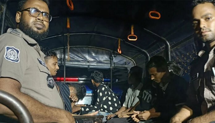 মোহাম্মদপুরের শীর্ষ সন্ত্রাসী 'কুত্তা ফারুক'সহ গ্রেপ্তার ৭