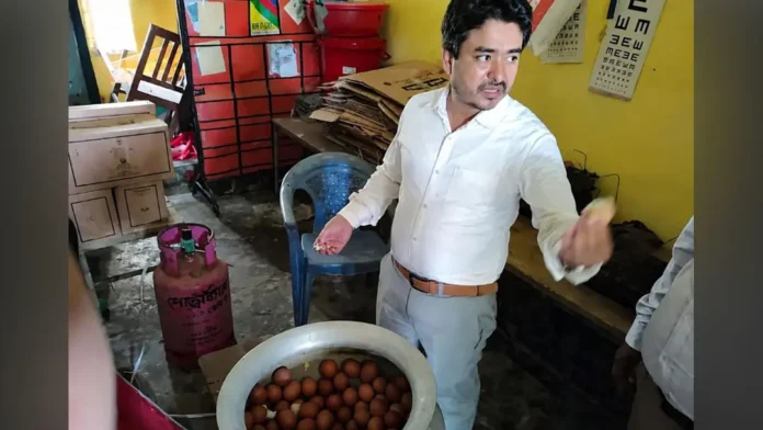 প্রাথমিকের শিক্ষার্থীদের খাবার পরিদর্শনে গিয়ে পচা ডিম পেলেন ইউএনও
