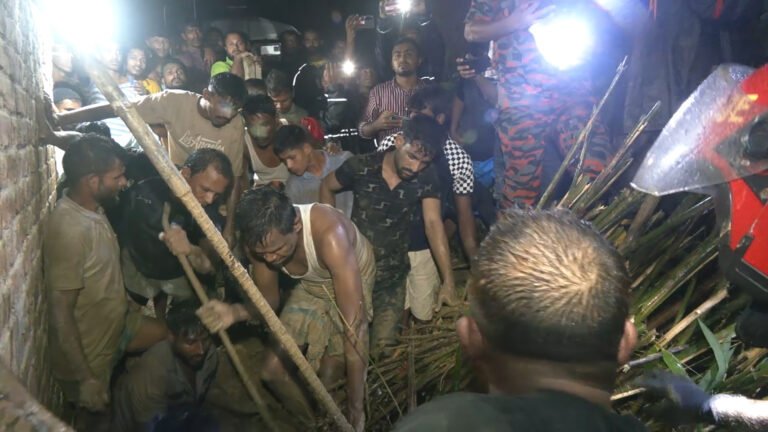 কক্সবাজারে পাহাড়ধসে মাটিচাপায় নারীর মৃত্যু, অল্পের জন্য বাঁচলেন স্বামী