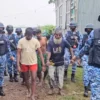 ডাকাতির প্রস্তুতিকালে অস্ত্র ও গুলিসহ ৪ ডাকাত আটক জেলা প্রতিনিধি, ভোলা ১৩ জুলাই ২০২৬, ০০:০১ ডাকাতির প্রস্তুতিকালে অস্ত্র ও গুলিসহ ৪ ডাকাত আটক ভোলায় ডাকাতির প্রস্তুতিকালে অভিযান চালিয়ে ৪ ডাকাতকে আটক করেছে কোস্ট গার্ড দক্ষিণ জোনের ভোলা বেইসের সদস্যরা। এ সময় তাদের কাছ থেকে একটি দেশীয় একনলা বন্দুক, ৪ রাউন্ড তাজা গুলি ও ৩টি দেশীয় ধারালো অস্ত্র জব্দ করা হয়। বিজ্ঞাপন রোববার (১২ জুলাই) রাতে বিষয়টি নিশ্চিত করেন কোস্ট গার্ডের মিডিয়া কর্মকর্তা লেফটেন্যান্ট কমান্ডার সাব্বির আলম সুজন। এর আগে, এদিন বিকেলে সদর উপজেলার ধনিয়া ইউনিয়নের বালিয়াকান্দি গ্রাম থেকে তাদের আটক করা হয়। আটকরা হলেন— ফিরোজ ডাকাত বাহিনীর প্রধান, দৌলতখান উপজেলার চরখলিফা ইউনিয়নের ৬ নম্বর ওয়ার্ডের মো. ফিরোজ জমাদার (৫৫) এবং তার তিন সহযোগী মো. ফয়সাল (২৫), মো. ইব্রাহিম (২৫) ও মো. কামাল (৩০)। কোস্ট গার্ডের মিডিয়া কর্মকর্তা লেফটেন্যান্ট কমান্ডার সাব্বির আলম সুজন বলেন, ডাকাতির প্রস্তুতিকালে স্থানীয় জনগণ কুখ্যাত ডাকাত ফিরোজ জামাদার ও তার তিন সহযোগীকে আটকে রেখে তাৎক্ষণিকভাবে বাংলাদেশ কোস্ট গার্ডকে অবহিত করে। প্রাপ্ত তথ্যের ভিত্তিতে কোস্ট গার্ড ওই এলাকায় একটি বিশেষ অভিযান পরিচালনা করে। অভিযানে ঘটনাস্থল থেকে ১টি দেশীয় একনলা বন্দুক, ৪ রাউন্ড তাজা কার্তুজ, ৩টি দেশীয় ধারালো অস্ত্র এবং ডাকাতির কাজে ব্যবহৃত ১টি কাঠের বোট জব্দ করা হয়। পরবর্তীতে স্থানীয় জনগণের সহায়তায় ওই চার ডাকাতকে আটক করা হয়। বিজ্ঞাপন উদ্ধারকৃত অস্ত্র, গোলাবারুদ এবং আটককৃত ডাকাতদের বিরুদ্ধে পরবর্তী আইনানুগ ব্যবস্থা গ্রহণের কার্যক্রম প্রক্রিয়াধীন রয়েছে। দেশের আইন-শৃঙ্খলা পরিস্থিতি স্থিতিশীল রাখতে কোস্ট গার্ডের এ ধরনের অভিযান ভবিষ্যতেও অব্যাহত থাকবে বলেও জানান এই কর্মকর্তা।