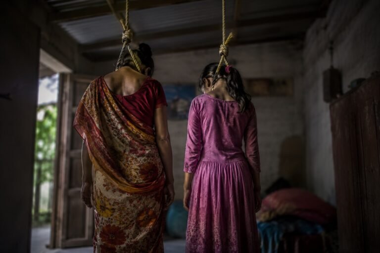 বাবার অমতে বিয়ে, দিনাজপুরে মা-মেয়ের ঝুলন্ত মরদেহ উদ্ধার