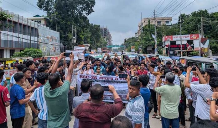 ময়মনসিংহে ৪ দাবিতে এইচএসসি পরীক্ষার্থীদের বিক্ষোভ