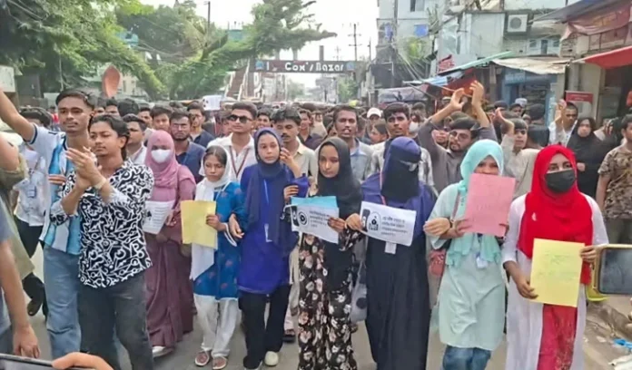 বন্যাকবলিত এলাকায় পরীক্ষা: কক্সবাজারে শিক্ষার্থীদের বিক্ষোভ