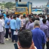 দ্বিতীয় দিনের মতো উত্তরার সড়কে শিক্ষার্থীরা