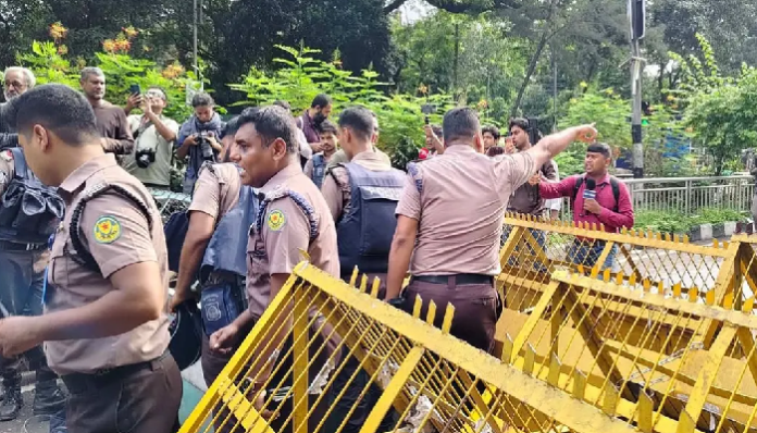 শিক্ষা মন্ত্রণালয় ঘেরাও কর্মসূচি: সচিবালয় অভিমুখী সড়কে পুলিশের ব্যারিকেড