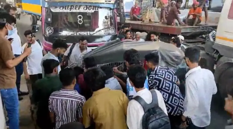 চট্টগ্রামে শিক্ষার্থীদের অবরোধে যানজট, বাস-সিএনজি সংঘর্ষে চালকসহ আহত ৩