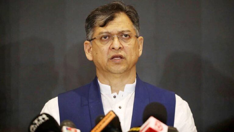 শেখ হাসিনার আত্মসমর্পণের সুযোগ নেই: স্বরাষ্ট্রমন্ত্রী