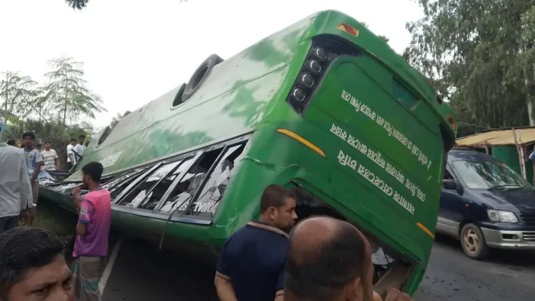 সীতাকুণ্ডে যাত্রীবাহী বাস উল্টে নিহত ১, আহত ৬