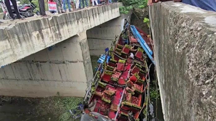 মানিকগঞ্জে নিয়ন্ত্রণ হারিয়ে খাদে বাস, নিহত ১