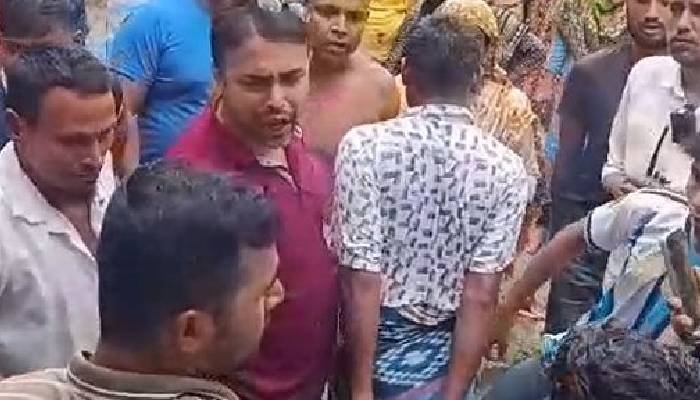 পুলিশের কাছ থেকে আটক ব্যক্তিকে ছিনিয়ে নিলো জনতা